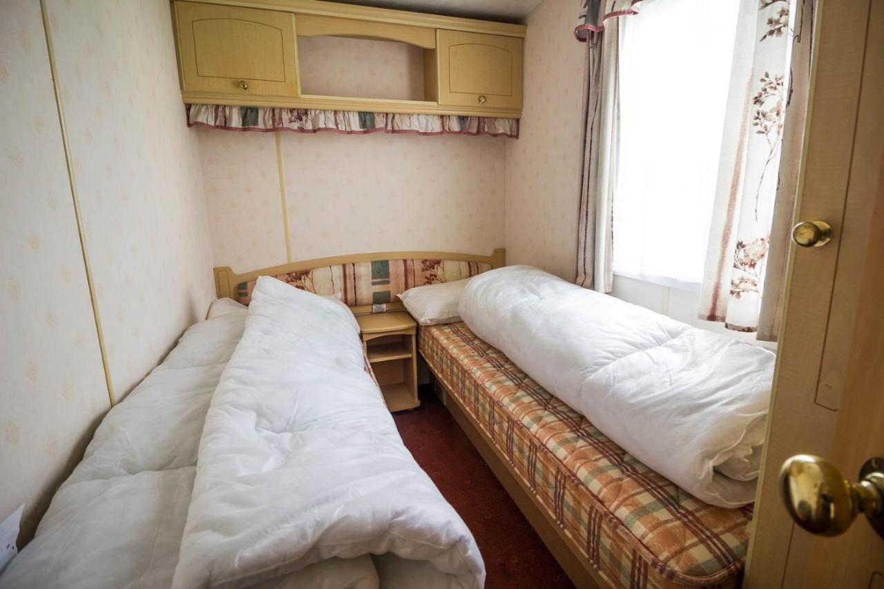 6 Berth Caravan With Decking Nearby Heacham Beach In Norfolk Ref 21047A Hotel Exterior photo