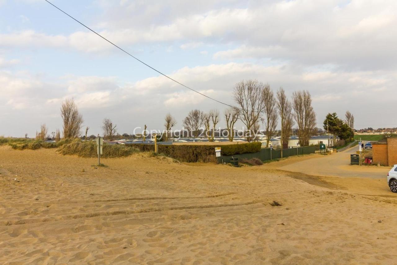 6 Berth Caravan With Decking Nearby Heacham Beach In Norfolk Ref 21047A Hotel Exterior photo