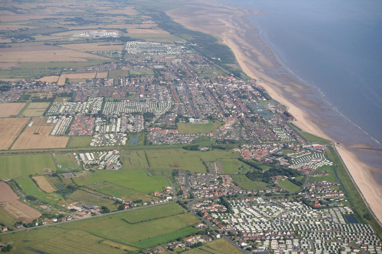6 Berth Caravan With Decking Nearby Heacham Beach In Norfolk Ref 21047A Hotel Exterior photo