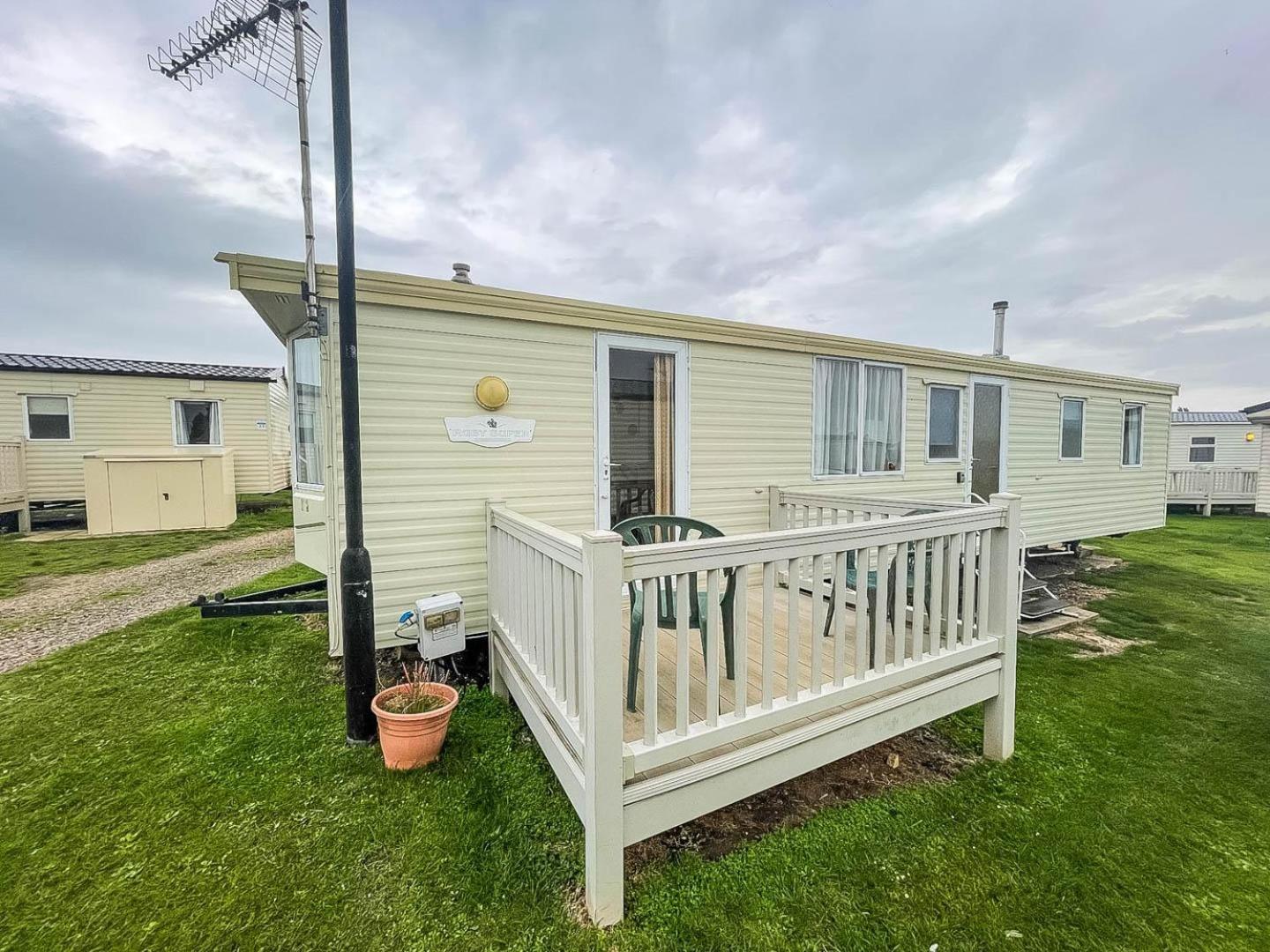 6 Berth Caravan With Decking Nearby Heacham Beach In Norfolk Ref 21047A Hotel Exterior photo