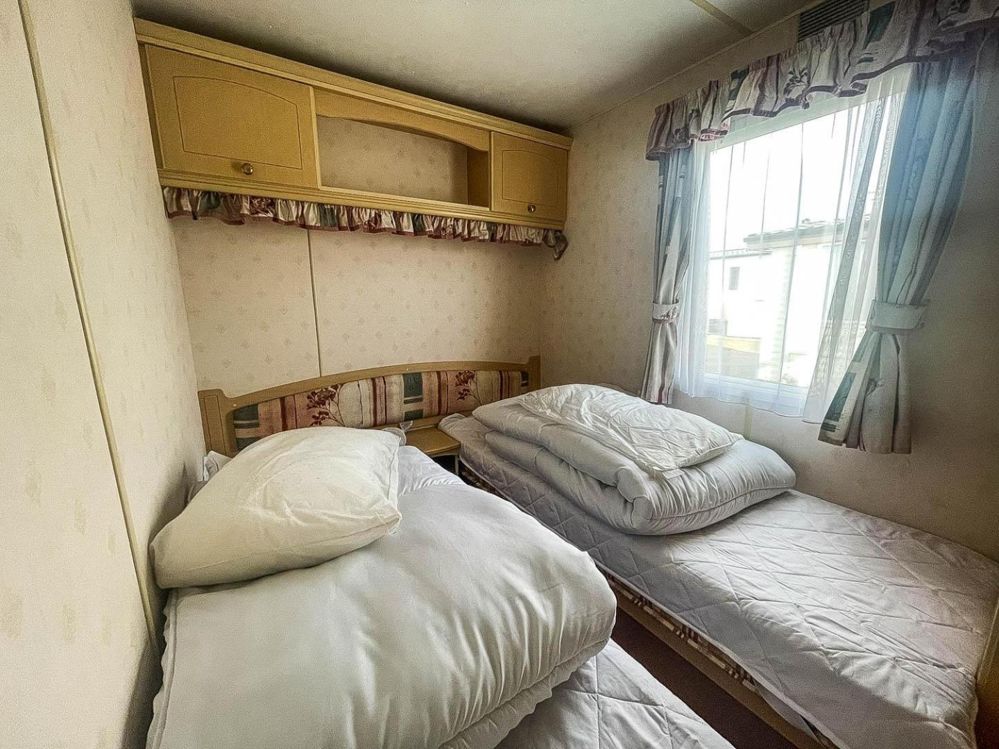 6 Berth Caravan With Decking Nearby Heacham Beach In Norfolk Ref 21047A Hotel Exterior photo