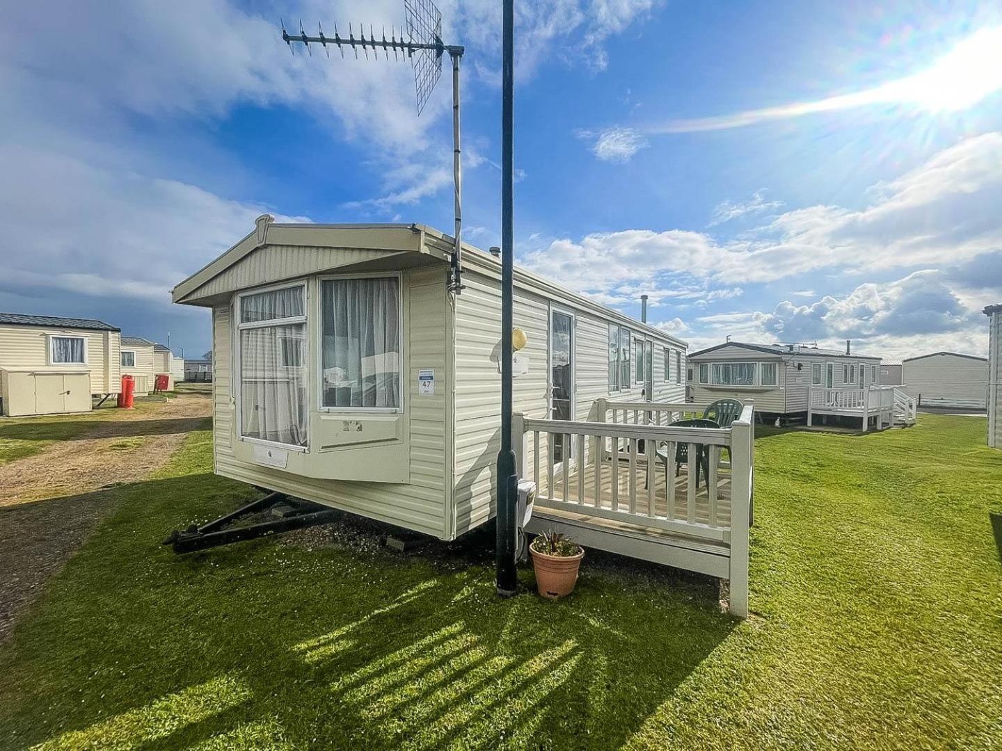 6 Berth Caravan With Decking Nearby Heacham Beach In Norfolk Ref 21047A Hotel Exterior photo